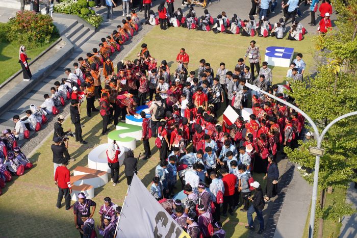 Mahasiswa Baru Untag Surabaya Susun Puzzle Raksasa PKKMB 2026